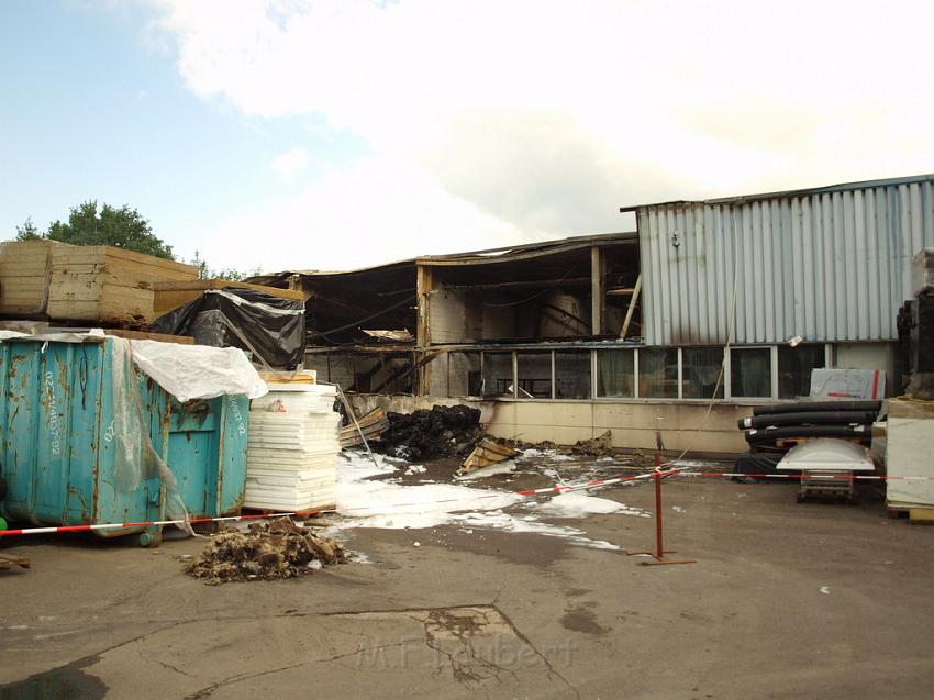 Feuer Halle Siegburg Gewerbegebiet Zange P160.JPG